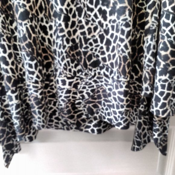 Q NEEL Shark-Bite Top - NEW - Picture 8 of 14